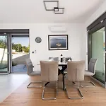 Сasa de vacaciones Rosemary Mit Pool Und Panoramablick Auf By Interhome *