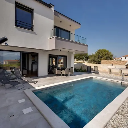 펜션 Rosemary Mit Pool Und Panoramablick Auf By Interhome