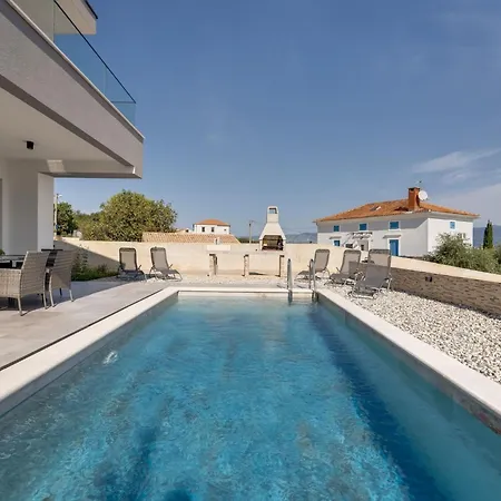 펜션 Rosemary Mit Pool Und Panoramablick Auf By Interhome 리시카