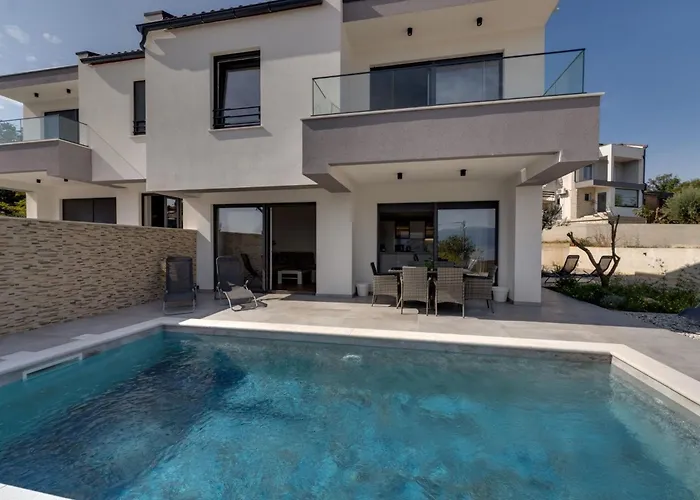 Rosemary Mit Pool Und Panoramablick Auf By Interhome *