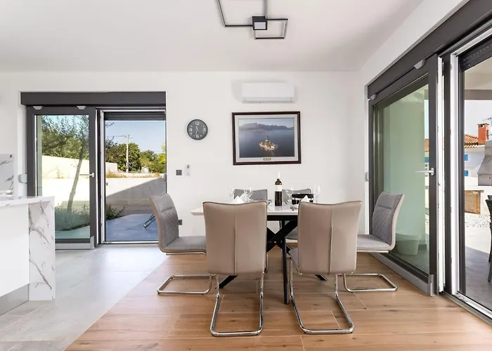 펜션 Rosemary Mit Pool Und Panoramablick Auf By Interhome *