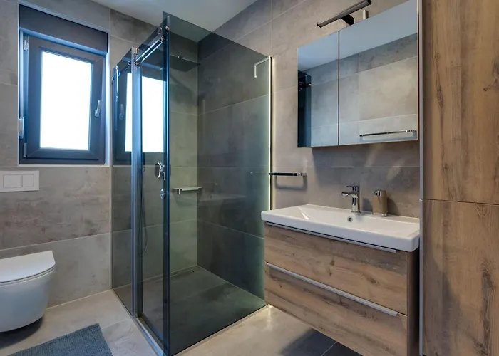 Rosemary Mit Pool Und Panoramablick Auf By Interhome 펜션 *