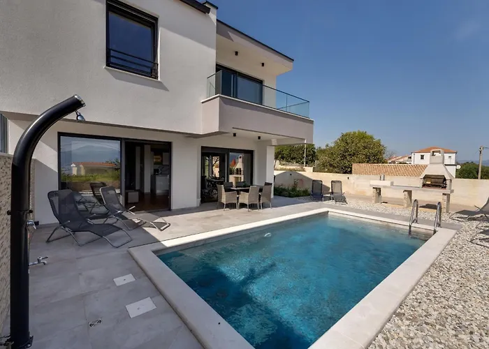 Holiday home Rosemary Mit Pool Und Panoramablick Auf By Interhome