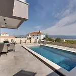 Rosemary Mit Pool Und Panoramablick Auf By Interhome Vakantiehuis *