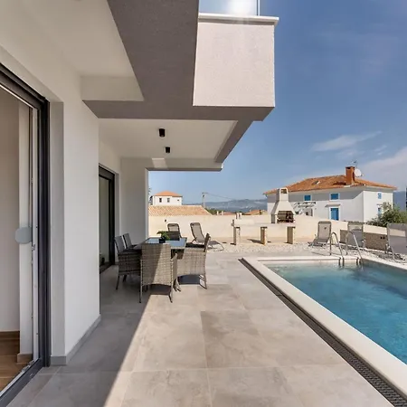 Rosemary Mit Pool Und Panoramablick Auf By Interhome