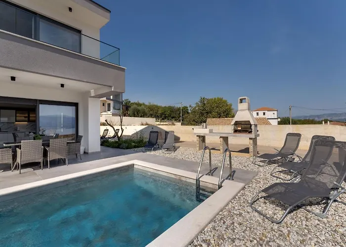 Rosemary Mit Pool Und Panoramablick Auf By Interhome Σπίτι διακοπών Risika