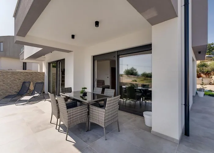 Rosemary Mit Pool Und Panoramablick Auf By Interhome Risika