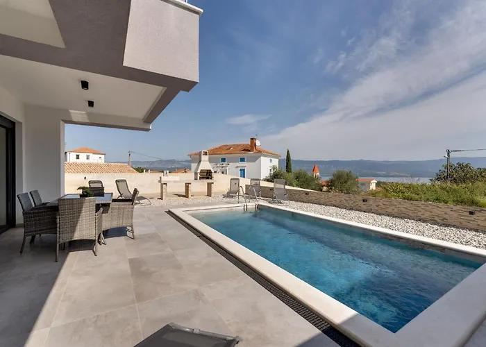 Rosemary Mit Pool Und Panoramablick Auf By Interhome Σπίτι διακοπών *